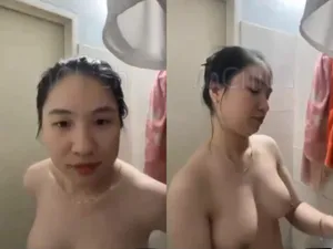 Gái vú bự, vừa call với gấu vừa tắm