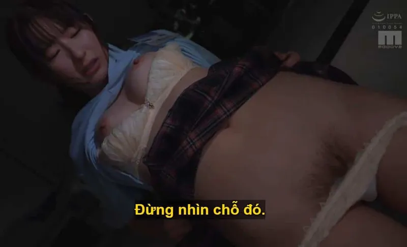Sếp lớn mưu tính "xử đẹp" cô em dưới quyền kiêu kỳ lười nhác, suốt ngày chỉ chăm chăm tán gẫu tin nhắn với người yêu.